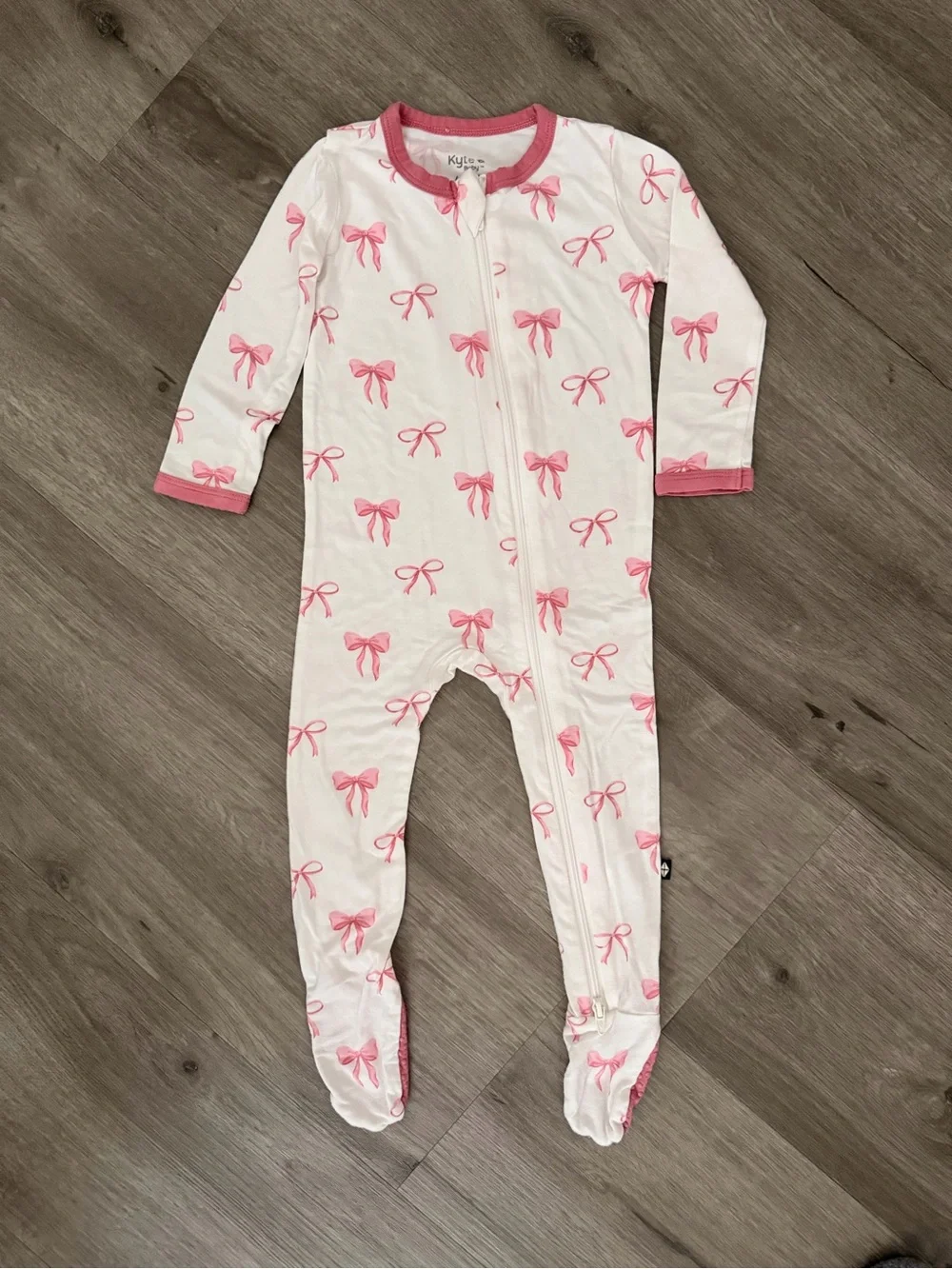 Kyte BABY Baby Girls Bamboo Bow Print Zip Front Footie Size 6-12 months